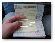 パスポートと出国カードをチェック